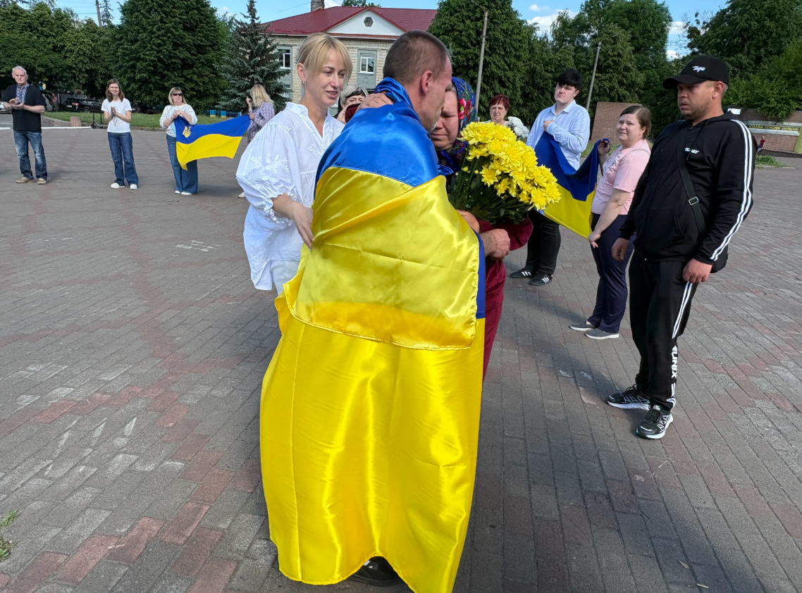 У День Героїв Іванківська громада зустріла захисника який повернувся додому після полону
